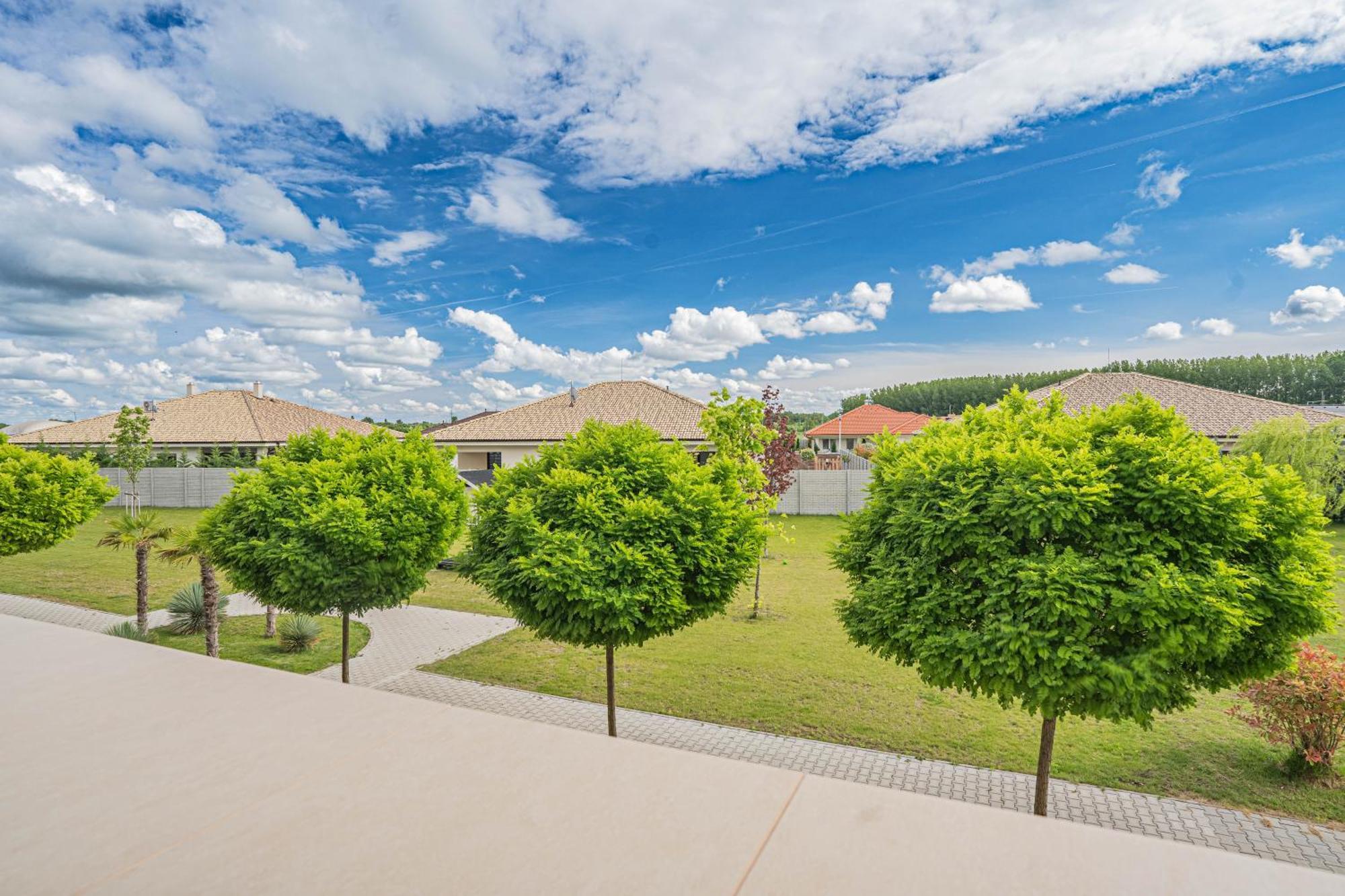 Karina Apartman Dunajská Streda Exterior foto